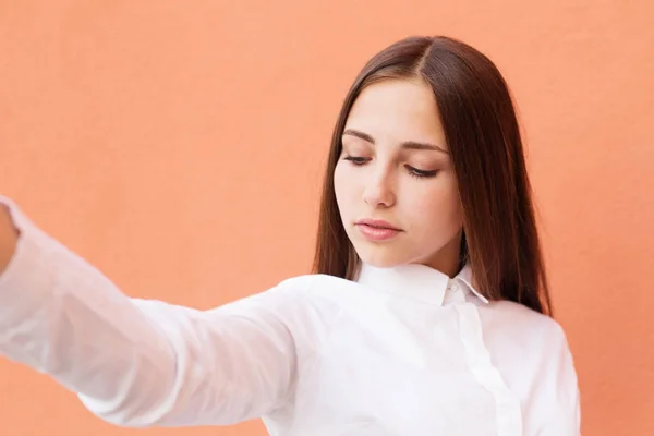 Menina Adolescente Fazendo Selfie — Fotografia de Stock