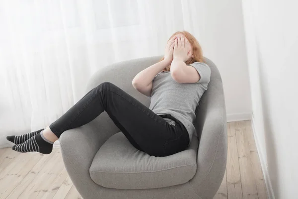 Chica Sentada Sillón Cubriéndose Cara Con Las Manos —  Fotos de Stock