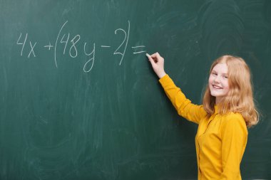Blackboard bir matematik sınıfındaki bir kız