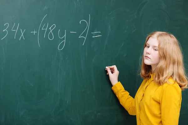 Ένα Κορίτσι Στο Μαυροπίνακα Μια Κλάση Μαθηματικών — Φωτογραφία Αρχείου