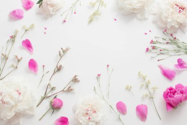 Beyaz Kağıt arka plan üzerinde yaz çiçek