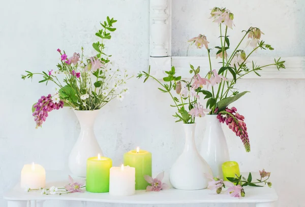 Interior Vintage Blanco Con Flores Velas — Foto de Stock