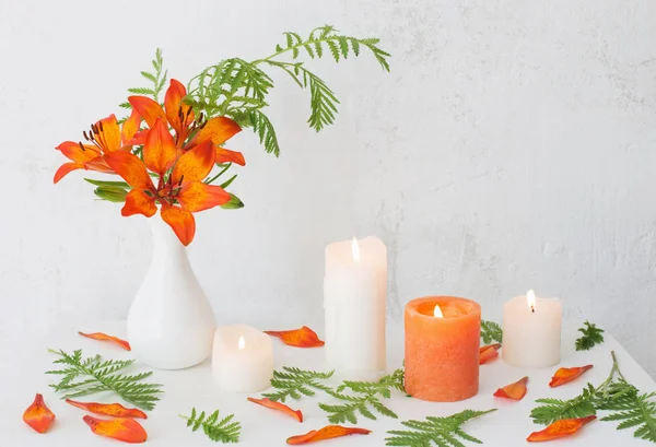 Forgia Fiori Candele Sfondo Bianco — Foto Stock