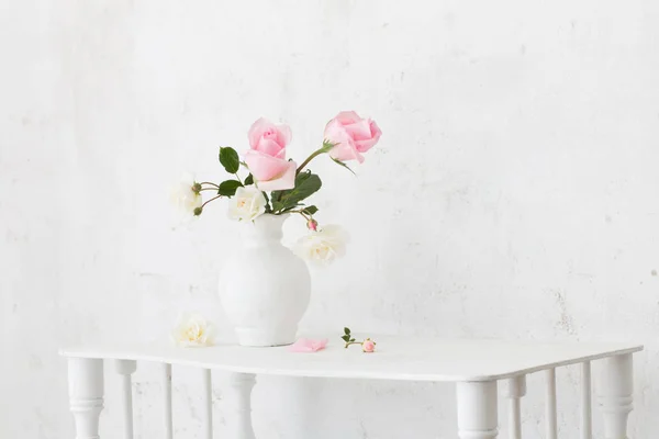 Ваза Роз Белом Фоне — стоковое фото