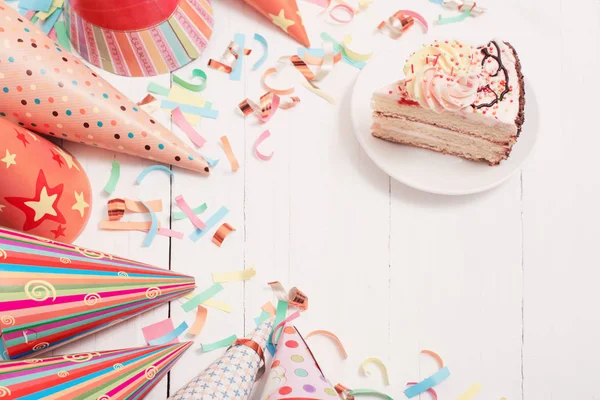 誕生日ケーキと白い木製の背景の装飾 — ストック写真