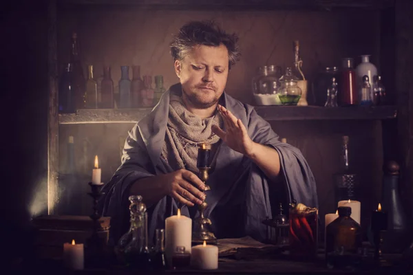 Alchemist Aan Tafel — Stockfoto