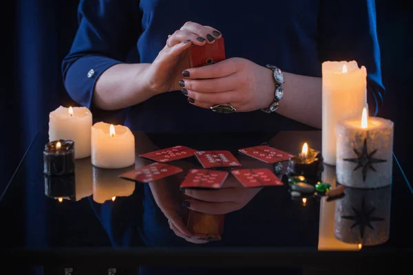 占卜与卡片和蜡烛 — 图库照片