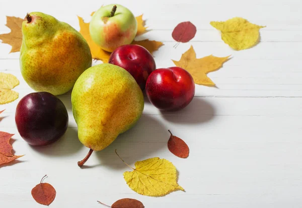 Fruits Sur Fond Bois Blanc — Photo