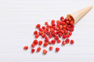 gözleme koni ahşap arka plan üzerinde çilek ile