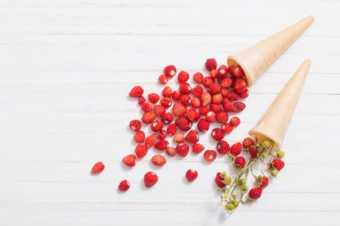 gözleme koni ahşap arka plan üzerinde çilek ile