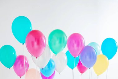 Beyaz arkaplanda balonlar