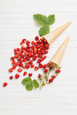 gözleme koni ahşap arka plan üzerinde çilek ile