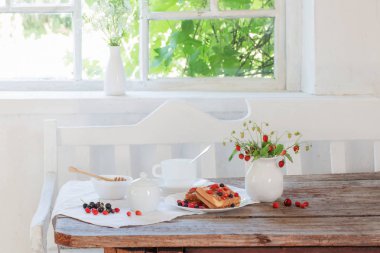 eski ahşap masa üzerinde çilek ile kahvaltı