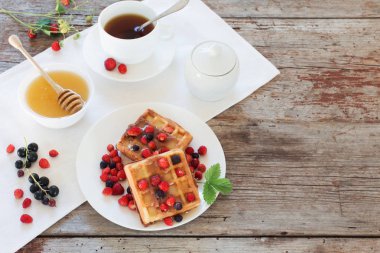 eski ahşap masa üzerinde çilek ile kahvaltı