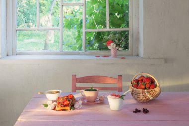 pembe ahşap masa üzerinde çilek ile kahvaltı