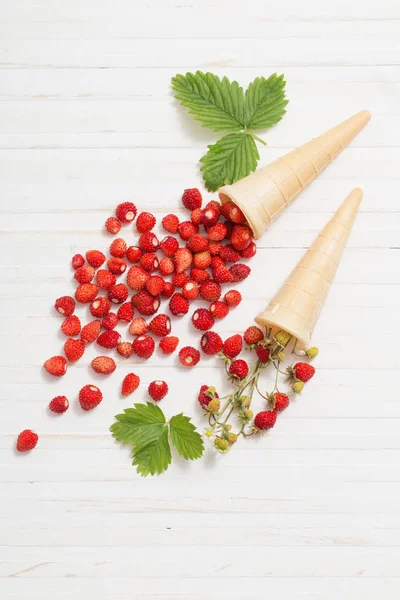 Waffelkegel Mit Erdbeeren Auf Holzgrund — Stockfoto