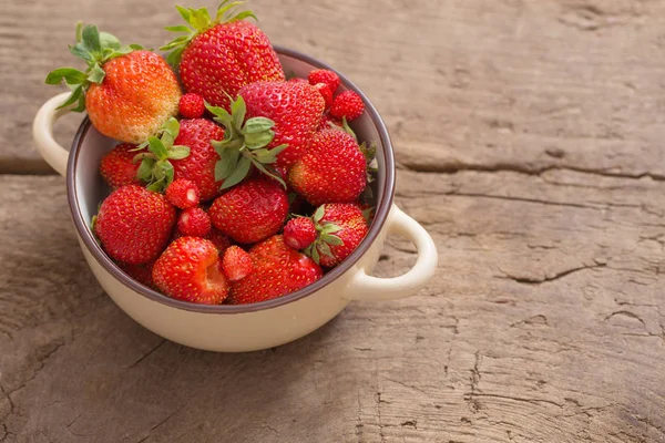 Kuchen Mit Erdbeere Auf Holzgrund — Stockfoto