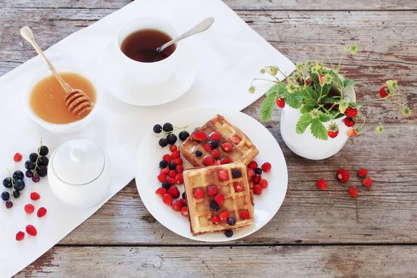 eski ahşap masa üzerinde çilek ile kahvaltı