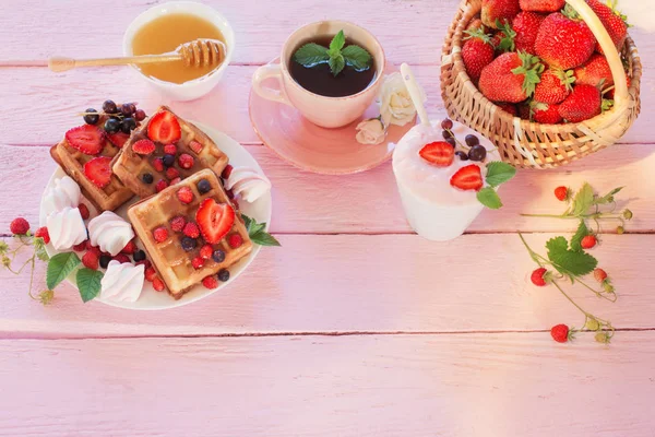 Breakfast Strawberries Pink Wooden Table — Stock Photo, Image