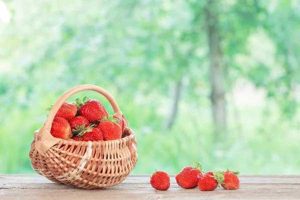 Erdbeere Korb Auf Holztisch Freien — Stockfoto