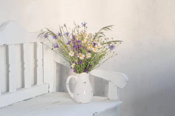 Sürahi Beyaz Tahta Bankta Kır Çiçekleri — Stok fotoğraf