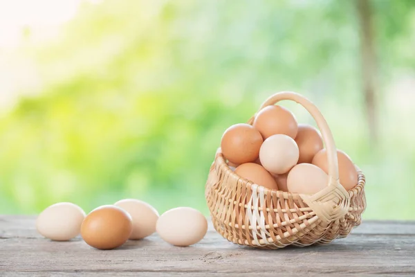 Rauwe Eieren Een Mand Houten Tafel Buiten — Stockfoto