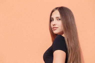 arka duvarda güzel kız