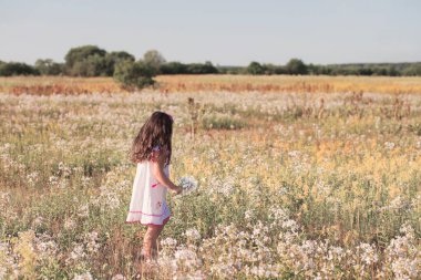 küçük kız yaz çiçek
