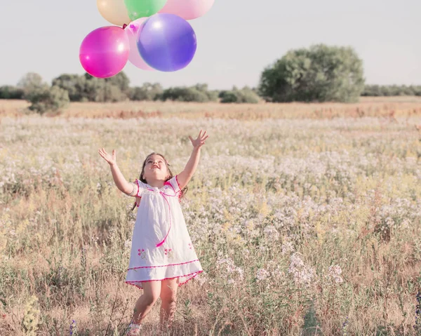 Liten Flicka Med Ballonger Utomhus — Stockfoto