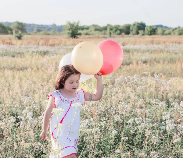 小女孩与气球户外 — 图库照片