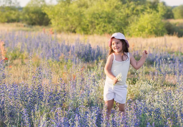 Liten Flicka Sommarblommor — Stockfoto