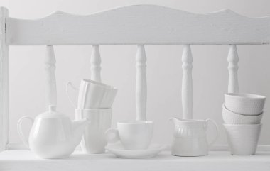 beyaz duvar bulaşık sırası