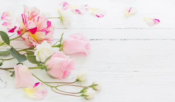 Rosas Sobre Fondo Blanco Madera — Foto de Stock