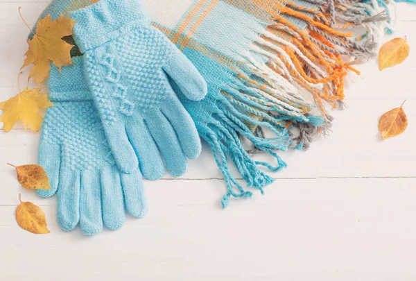 Голубые Перчатки Шарф Деревянном Белом Фоне — стоковое фото