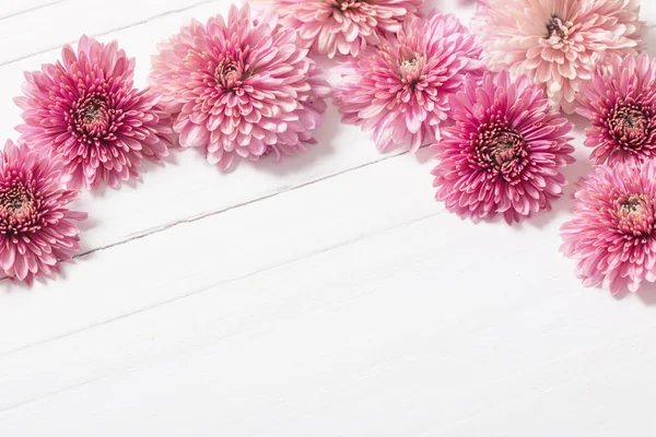 木製白地ピンク菊 — ストック写真
