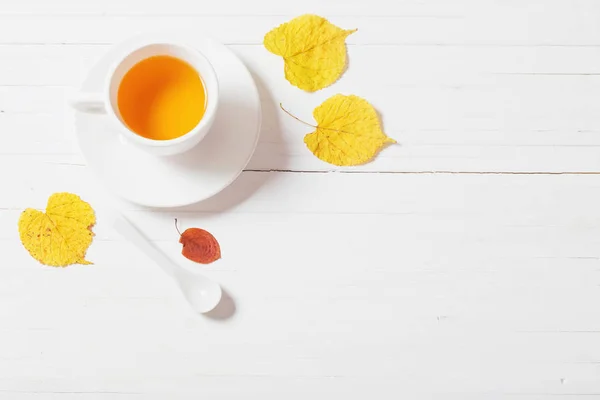 Tasse Tee Mit Herbstblättern Auf Holzgrund — Stockfoto