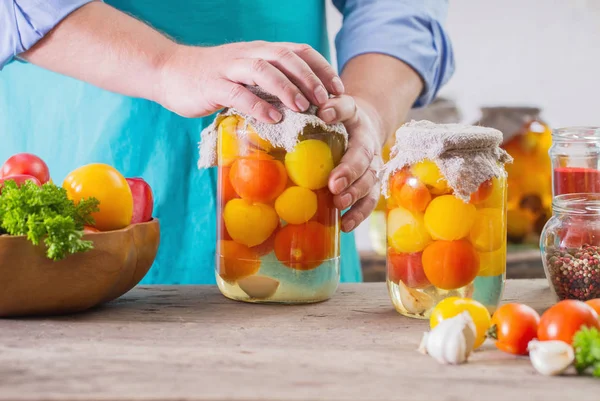 Kavanozlarda konserve sebzeler