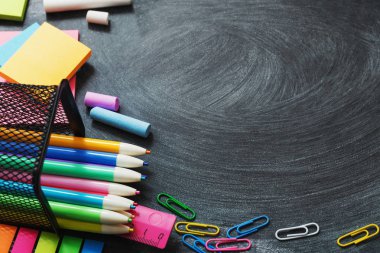 Okul malzemeleri tahtada.