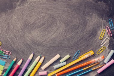 Okul malzemeleri tahtada.