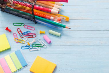 okul malzemeleri mavi ahşap zemin üzerine