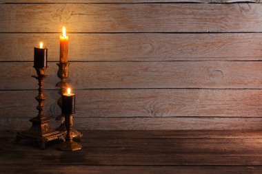şamdanlar eski ahşap arka plan üzerinde yanan mumlar