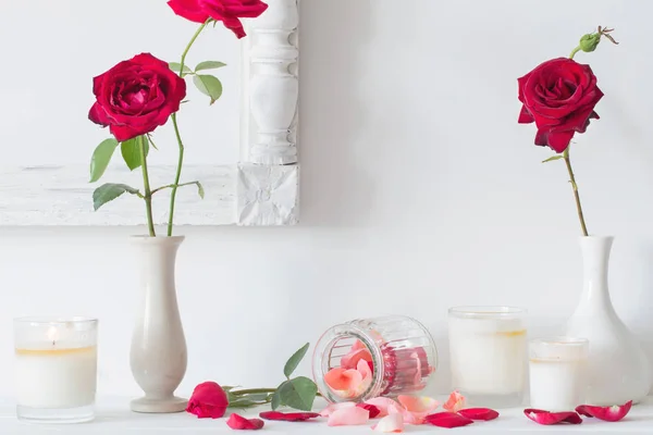 Rote Rosen Und Kerzen Auf Weißem Hintergrund — Stockfoto