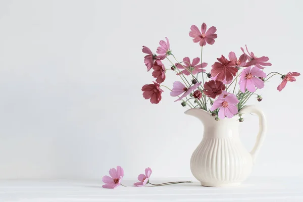 Flores Verão Vaso Fundo Branco — Fotografia de Stock