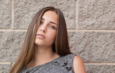 arka duvarda güzel kız