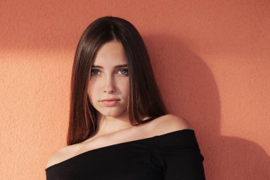 turuncu arka plan duvar güzel kız