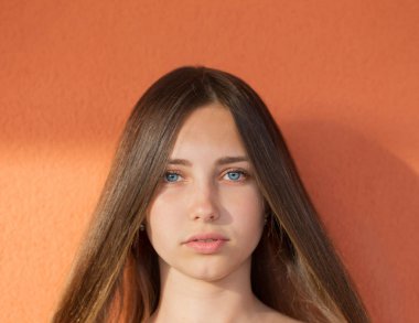 turuncu arka plan duvar güzel kız