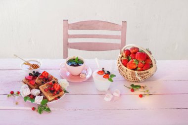 pembe ahşap masa üzerinde çilek ile kahvaltı