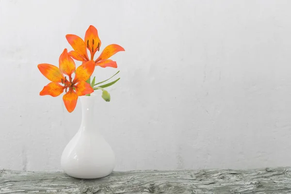 橙色百合在花瓶在白色背景 — 图库照片