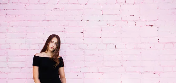 Красивая Девушка Заднем Плане Розовый Кирпич Стены — стоковое фото