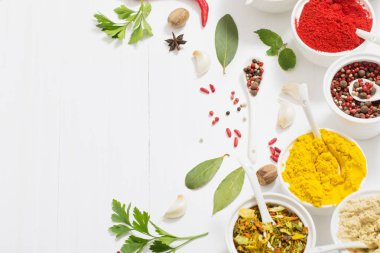 baharat beyaz zemin üzerine